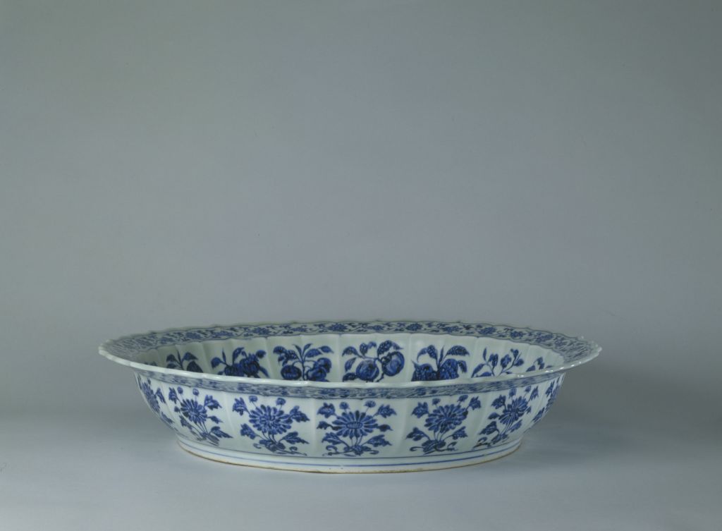 图片[1]-Blue-and-white loquat ribbon bird pattern plate-China Archive